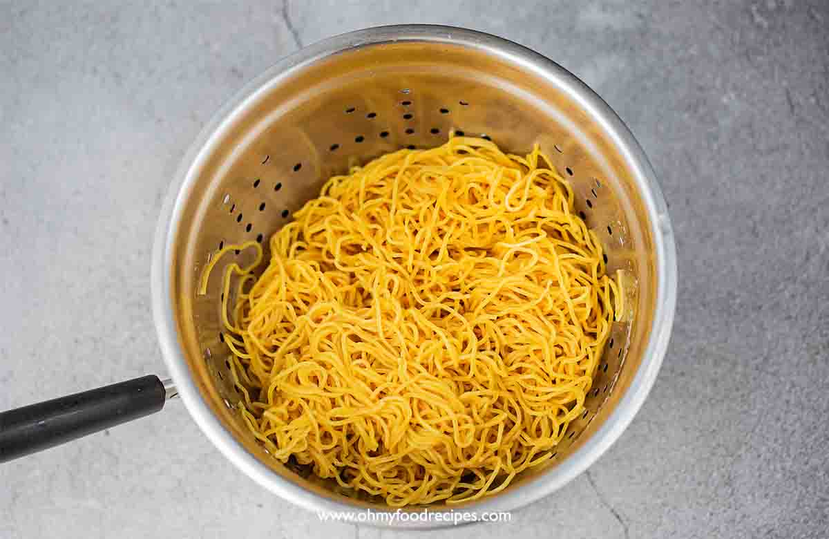 drain noodles top view