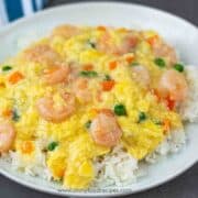 scrambled eggs with shrimp pour over the rice on the plate