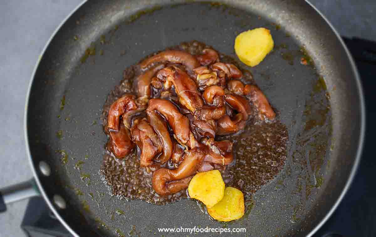 stir fry chicken and ginger in the pan top view