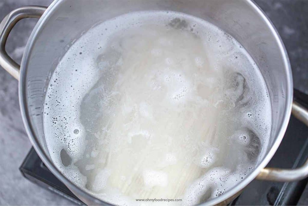 boiling dried flour noodles in the pot
