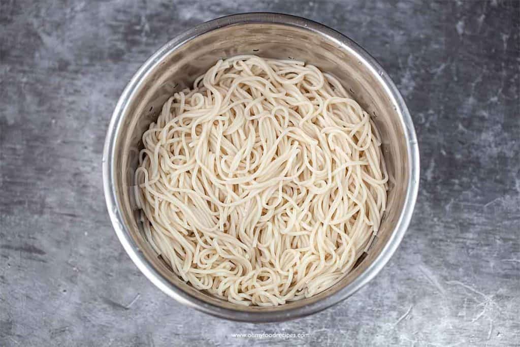cooked flour noodles in a drainer