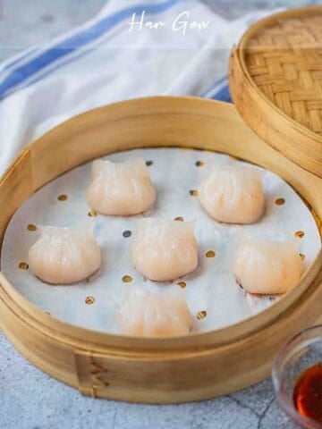 har gow in bamboo steamer