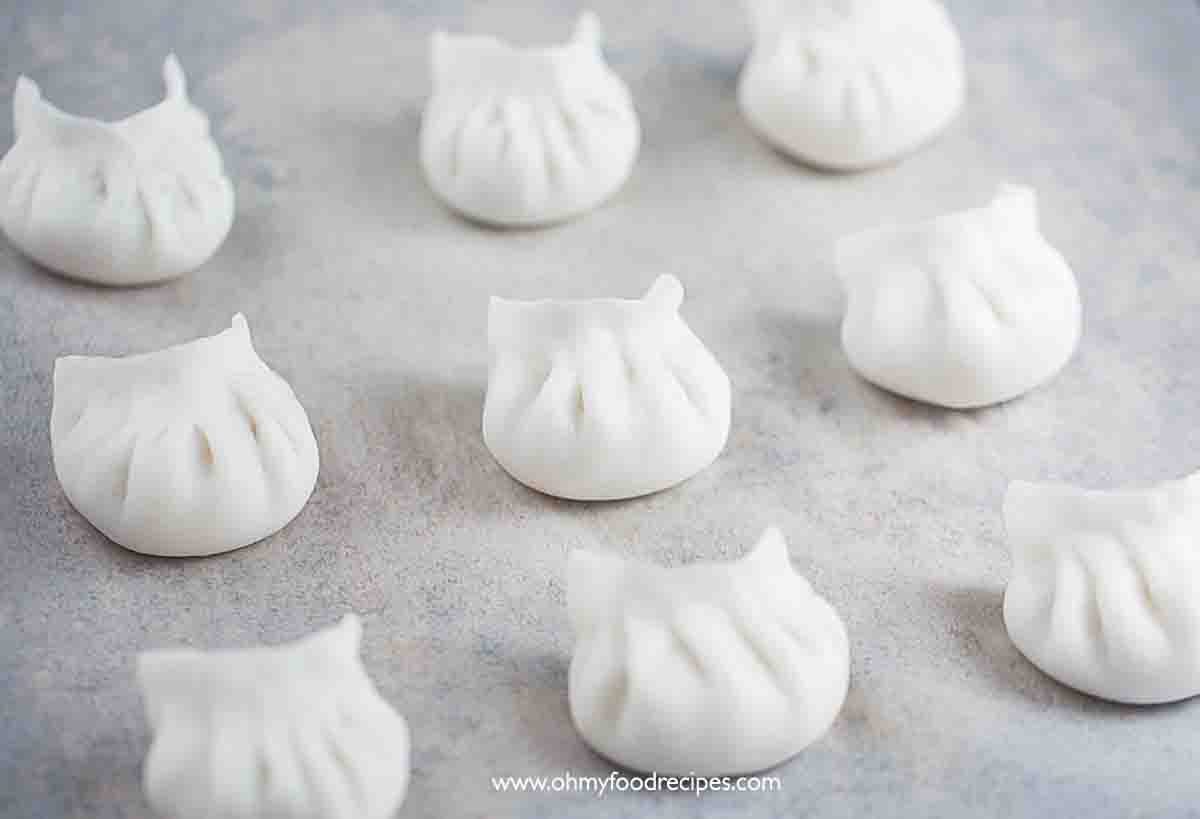 har gow or har gau shrimp dumplings on the tray