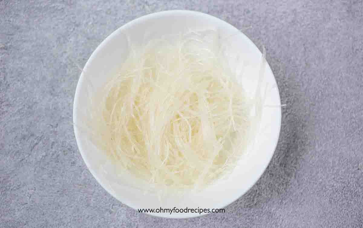 soaked mung bean vermicelli noodles cut into short piece in the bowl 